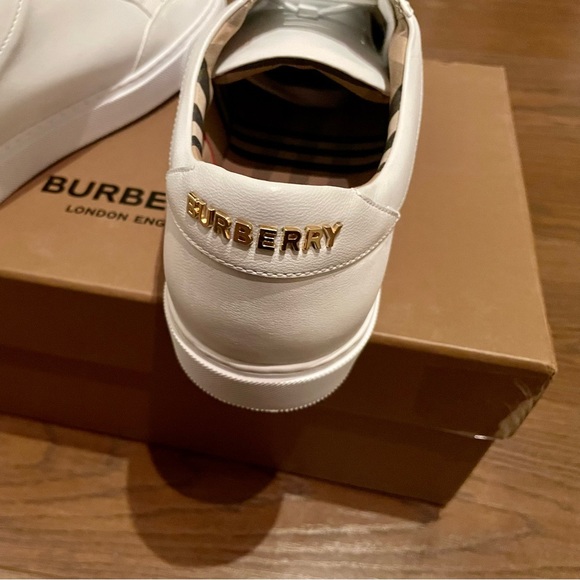 New in box Burberry white leather sneakers with gold tone logo and check lining - Picture 3 of 12